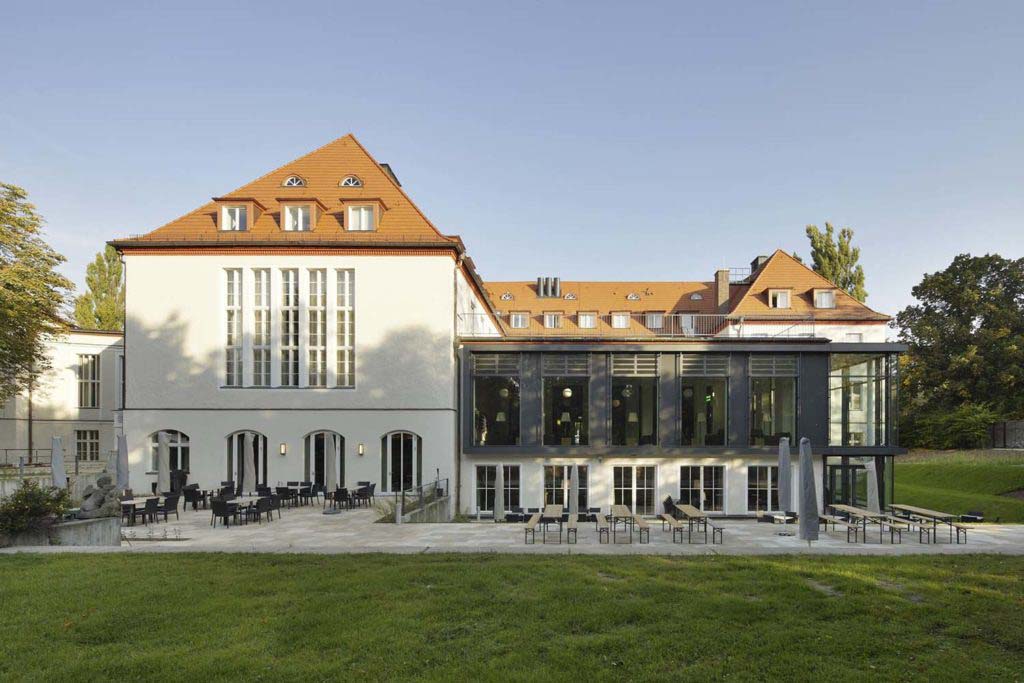 Die Gartenseite vom Harnack-Haus in Berlin-Dahlem